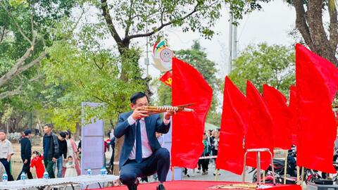 Đông Anh: Nam thanh nữ tú tranh tài ở hội thi bắn nỏ