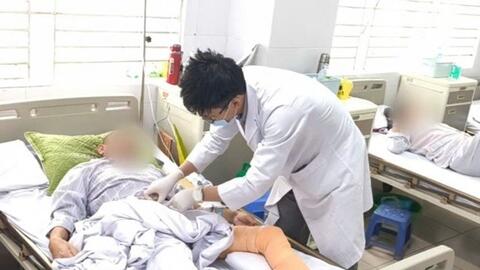 Dán cao, xoa dầu lên vết thương hở gây nhiễm trùng nguy hiểm