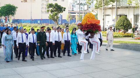 Đoàn lãnh đạo TP Hồ Chí Minh dâng hoa tưởng nhớ Bác