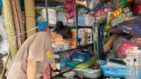 Đà Nẵng: Tiểu thương chợ Thanh Vinh hối hả dọn bùn sau mưa lớn