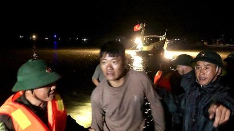 Hà Tĩnh: Chìm tàu du lịch trên biển, 34 người may mắn thoát nạn