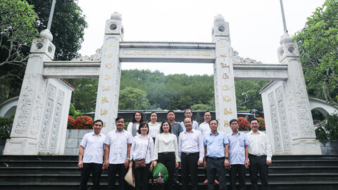 Thứ trưởng Phan Thị Thắng dâng hương tại Ngã ba Đồng Lộc (Hà Tĩnh)