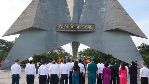 Lào Cai: Dâng hương tưởng nhớ Chủ tịch Hồ Chí Minh và các Anh hùng liệt sĩ