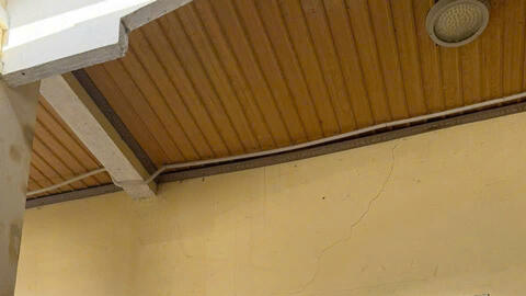 Quảng Ngãi: Động đất liên tục, mái ngói trường học bị hỏng hoàn toàn