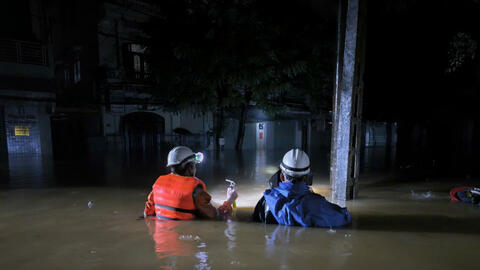 Nỗ lực khôi phục điện tại miền Trung sau mưa lũ