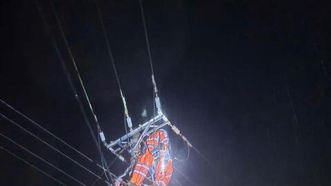 Miền Trung: Gần 99% khách hàng đã có điện trở lại sau lũ