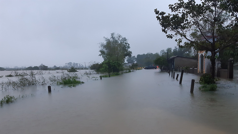 Miền Bắc hửng nắng; miền Trung đón bão số 13, mưa to đến rất to