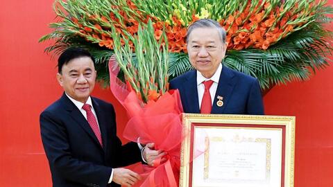 Tổng Bí thư Tô Lâm chia sẻ xúc động khi được tặng Huy hiệu 45 năm tuổi Đảng