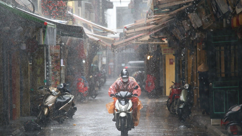 Bắc Bộ và Trung Bộ có mưa dông, Nam Bộ trời nắng