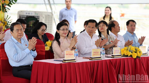 Chủ tịch Quốc hội dự lễ khởi động dự án chào mừng ngày bầu cử