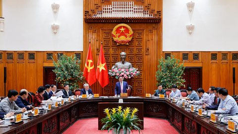 Thủ tướng: Dứt khoát không để thiếu xăng dầu trong mọi trường hợp; xem xét bố trí ngân sách để hỗ trợ bình ổn giá