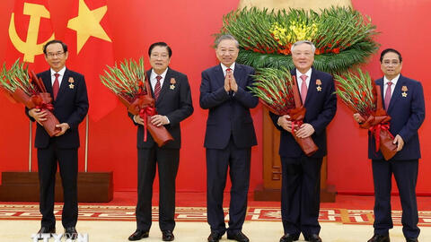 Trao Huân chương Quân công tặng các đồng chí lãnh đạo, nguyên lãnh đạo