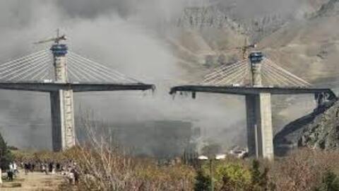 Cây cầu chiến lược ở Iran bị gãy làm đôi sau cuộc tấn công của Mỹ