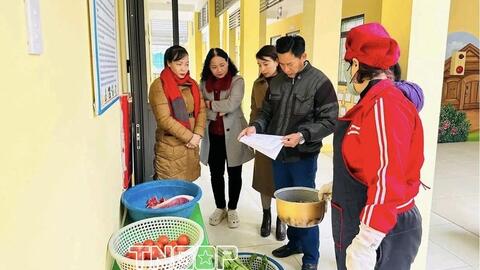 Kiểm tra vụ thịt lợn nhiễm virus vào trường mầm non ở Thái Nguyên