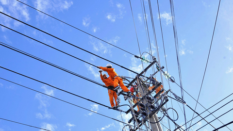 Nắng nóng trên diện rộng khiến nhu cầu sử dụng điện tăng cao