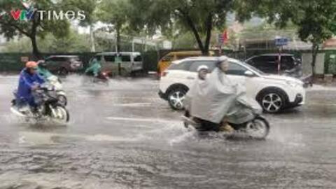 Cảnh báo dông, lốc, sét, mưa đá và mưa lớn cục bộ tại nội thành Hà Nội