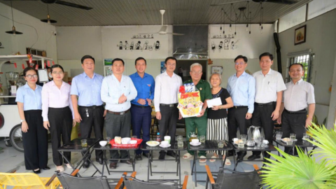 Chánh Thanh tra tỉnh Tây Ninh thăm gia đình chính sách tại phường Hòa Thành