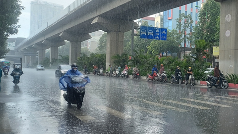 Bắc Bộ và Trung Bộ mưa dông; Nam Bộ ngày nắng, có nơi nắng nóng