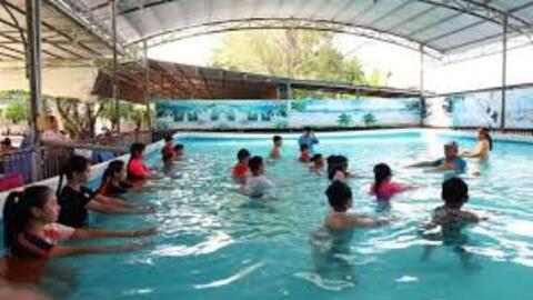 Gần 30 trẻ em khó khăn ở Cà Mau được dạy bơi miễn phí