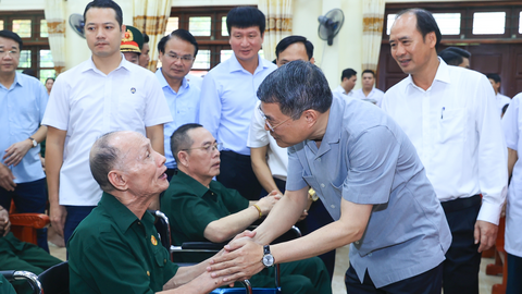 Thủ tướng xúc động trước nghị lực của các thương binh, bệnh binh
