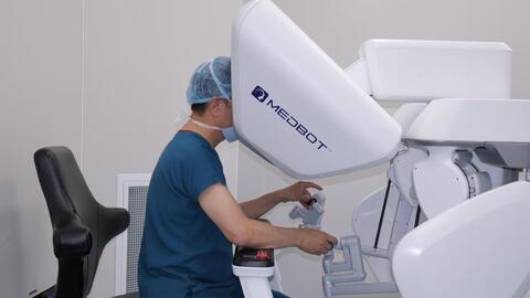 Người đàn ông 72 tuổi chiến thắng ung thư trực tràng nhờ phẫu thuật robot tại Cần Thơ