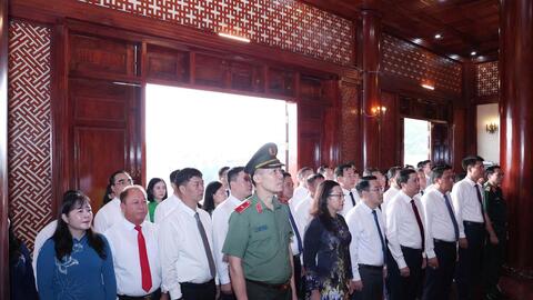 Lào Cai: Dâng hương tưởng niệm Chủ tịch Hồ Chí Minh và viếng các Anh hùng Liệt sĩ