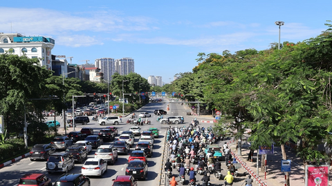 Bắc Bộ và Trung Bộ nắng nóng, có nơi trên 37 độ C; Nam Bộ ngày nắng, chiều tối mưa dông