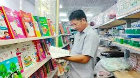 Trước năm học mới, phụ huynh ở Cà Mau 'chật vật' tìm mua sách giáo khoa