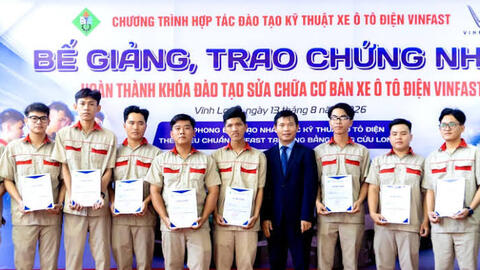 Sinh viên Vĩnh Long hoàn thành khóa đào tạo kỹ thuật ô tô điện VinFast