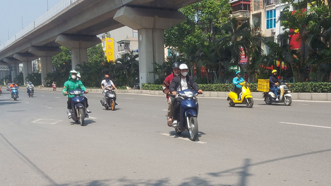 Bắc Bộ và Trung Bộ ngày nắng, Nam Bộ mưa dông rải rác