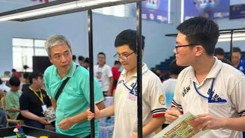 Hai thế hệ cùng chạm tay vào chức vô địch Robotacon