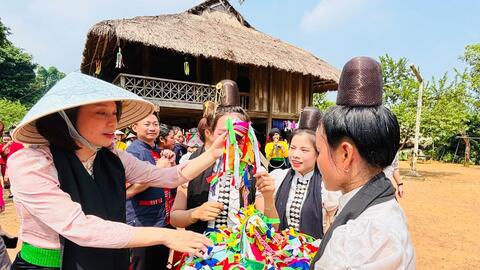 Để du lịch - văn hóa, đặc sản vùng đồng bào dân tộc thiểu số đi xa