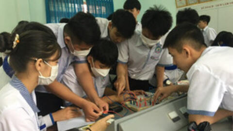 Nhân viên thiết bị trường học có được chuyển sang làm giáo viên?