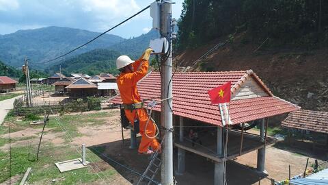 Đà Nẵng đưa dịch vụ viễn thông vệ tinh Starlink đến 14 thôn, điểm trường vùng lõm sóng