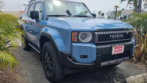 Toyota Land Cruiser Prado 2024 bị "bán kèm lạc" tới 380 triệu đồng: Kính chắn gió đắt gấp 5 lần Lexus, bộ lốp giá bằng một nửa VinFast VF 3