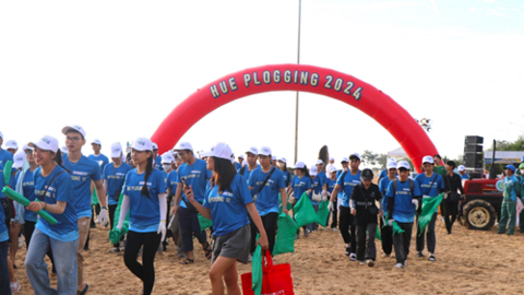 Huế tổ chức hoạt động đi bộ nhặt rác, làm sạch môi trường