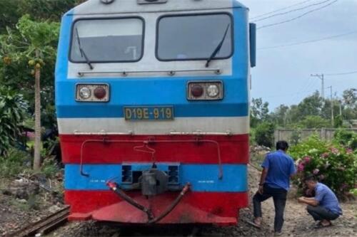 Hai người tử vong khi xe máy băng qua đường sắt