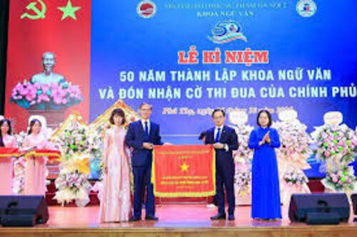 Khoa Ngữ văn Trường ĐHSP Hà Nội 2 đón nhận Cờ thi đua của Chính phủ