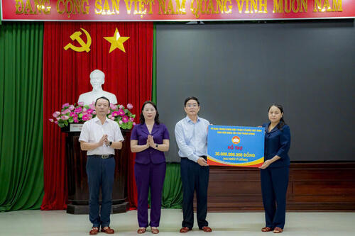 Tổng Bí thư Tô Lâm thăm hỏi, tặng quà người dân bị ảnh hưởng lũ lụt ở Huế