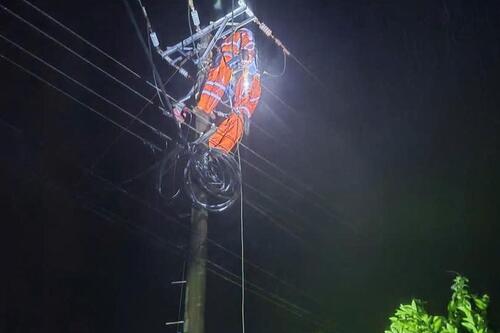 Miền Trung: Gần 99% khách hàng đã có điện trở lại sau lũ