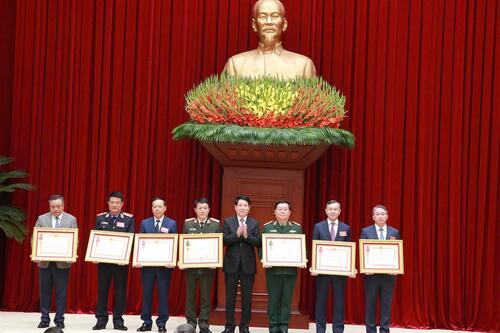Chủ tịch nước Lương Cường và nhiều cán bộ lãnh đạo nhận phần thưởng cao quý