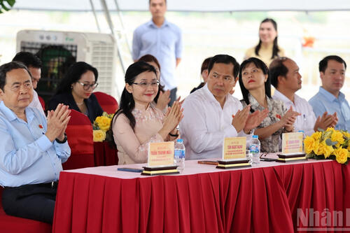 Chủ tịch Quốc hội dự lễ khởi động dự án chào mừng ngày bầu cử