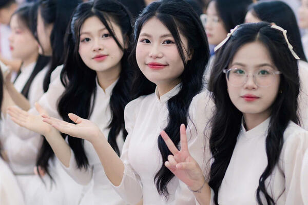 Nữ sinh người Nùng vượt khó, nuôi ước mơ 'gieo chữ' nơi vùng cao