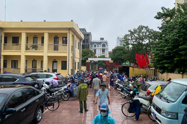 Người dân Ninh Bình phấn khởi nhận quà Tết Độc lập