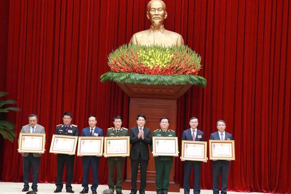 Chủ tịch nước Lương Cường và nhiều cán bộ lãnh đạo nhận phần thưởng cao quý