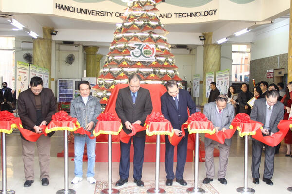 Trao giải sáng tác logo, slogan 30 năm Trường ĐH Kinh doanh và Công nghệ Hà Nội