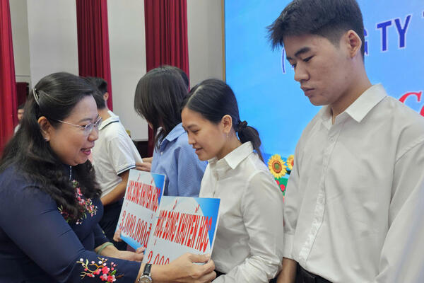 Trao 278 suất học bổng Lương Định Của cho sinh viên Cần Thơ trước thềm năm mới