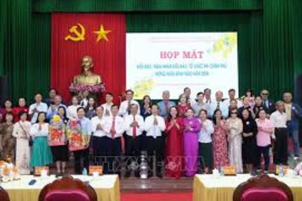 Kiều bào và các tổ chức phi chính phủ đóng góp tích cực cho phát triển kinh tế - xã hội tỉnh Vĩnh Long