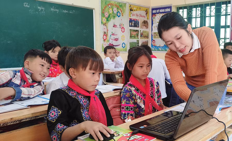 Học sinh điểm lẻ của Trường Tiểu học Trung Lý 1 được học môn Tin học.