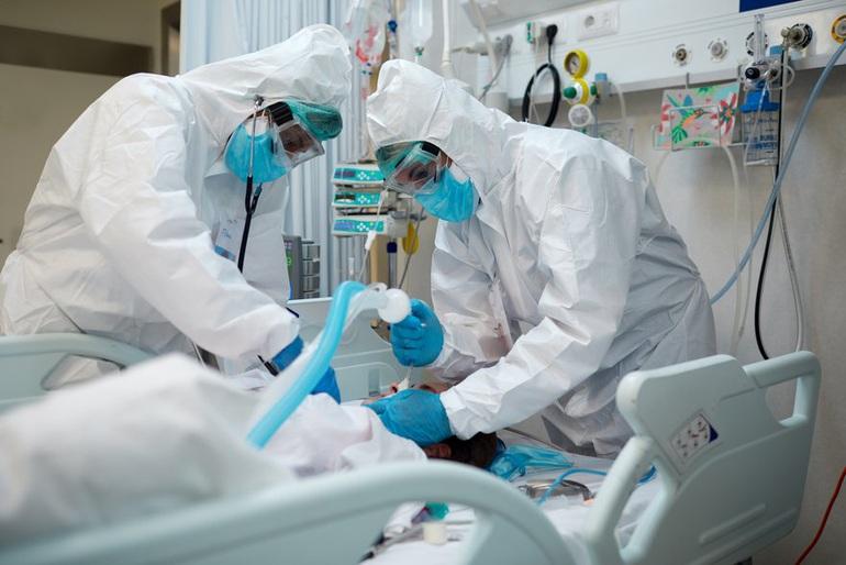 Giới khoa học nhận định tương lai đại dịch sau sóng thần Omicron - 1